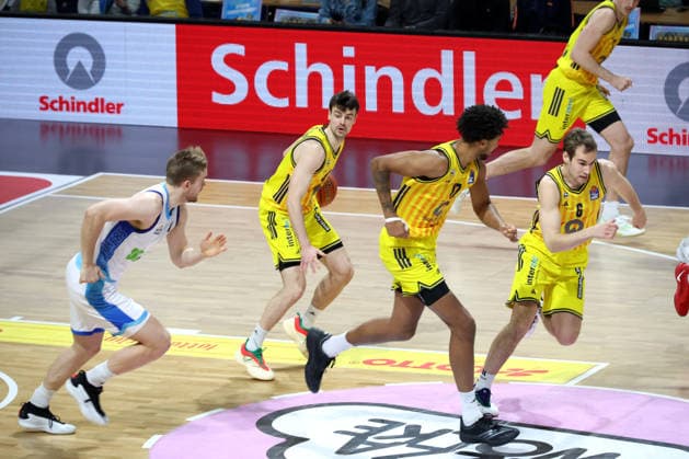 DEU, easyCredit BBL, ALBA vs. Frankfurt, 07.12.2025, Max-Schmeling-Halle, Berlin, DEU, easyCredit BBL, ALBA vs. Frankfurt, im Bild JONAS MATTISSECK (ALBA Berlin 9), Norris Agbakoko (ALBA Berlin 17), MALTE DELOW (ALBA Berlin 6), Till Pape (Fraport Skyliners 19)