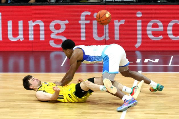 DEU, easyCredit BBL, ALBA vs. Frankfurt, 07.12.2025, Max-Schmeling-Halle, Berlin, DEU, easyCredit BBL, ALBA vs. Frankfurt, im Bild JONAS MATTISSECK (ALBA Berlin 9) William Christmas (Fraport Skyliners 8)