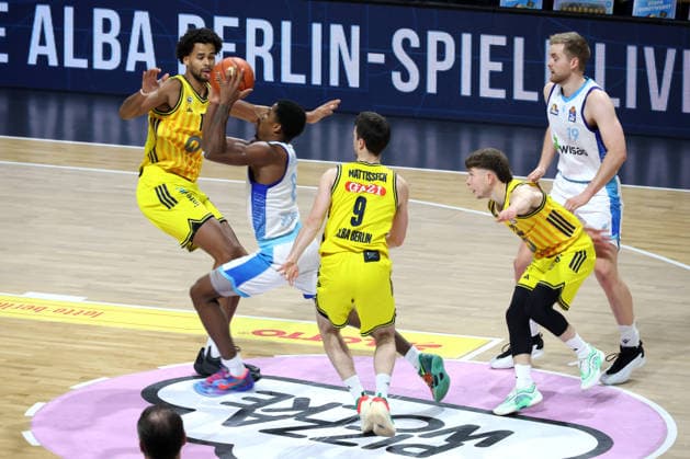 DEU, easyCredit BBL, ALBA vs. Frankfurt, 07.12.2025, Max-Schmeling-Halle, Berlin, DEU, easyCredit BBL, ALBA vs. Frankfurt, im Bild Norris Agbakoko (ALBA Berlin 17), JONAS MATTISSECK (ALBA Berlin 9), Bennet Hundt (ALBA Berlin 33), William Christmas (Fraport Skyliners 8), Till Pape (Fraport Skyliners 19)
