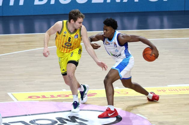 DEU, easyCredit BBL, ALBA vs. Frankfurt, 07.12.2025, Max-Schmeling-Halle, Berlin, DEU, easyCredit BBL, ALBA vs. Frankfurt, im Bild MALTE DELOW (ALBA Berlin 6), Nahiem Alleyne (Fraport Skyliners 4)