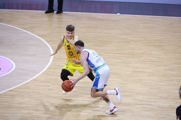 DEU, easyCredit BBL, ALBA vs. Frankfurt, 07.12.2025, Max-Schmeling-Halle, Berlin, DEU, easyCredit BBL, ALBA vs. Frankfurt, im Bild Bennet Hundt (ALBA Berlin 33), Logan Johnson (Fraport Skyliners 0)