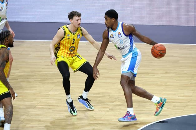 DEU, easyCredit BBL, ALBA vs. Frankfurt, 07.12.2025, Max-Schmeling-Halle, Berlin, DEU, easyCredit BBL, ALBA vs. Frankfurt, im Bild Alex OÕConnell (ALBA Berlin 3), William Christmas (Fraport Skyliners 8)