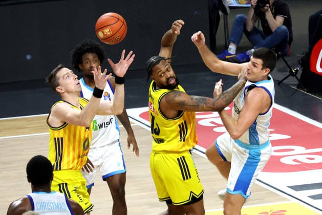 DEU, easyCredit BBL, ALBA vs. Frankfurt, 07.12.2025, Max-Schmeling-Halle, Berlin, DEU, easyCredit BBL, ALBA vs. Frankfurt, im Bild Justin Bean (ALBA Berlin 34), J Wan Roberts (ALBA Berlin 13), Isaiah Swope (Fraport Skyliners 1), Ryan Hawkins (Fraport Skyliners 33)