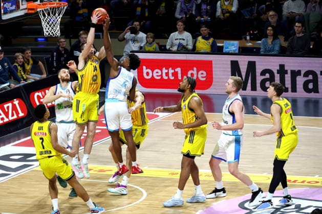 DEU, easyCredit BBL, ALBA vs. Frankfurt, 07.12.2025, Max-Schmeling-Halle, Berlin, DEU, easyCredit BBL, ALBA vs. Frankfurt, im Bild Justin Bean (ALBA Berlin 34), Nahiem Alleyne (Fraport Skyliners 4)