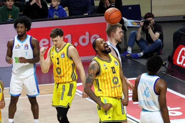 DEU, easyCredit BBL, ALBA vs. Frankfurt, 07.12.2025, Max-Schmeling-Halle, Berlin, DEU, easyCredit BBL, ALBA vs. Frankfurt, im Bild J Wan Roberts (ALBA Berlin 13), Alex OÕConnell (ALBA Berlin 3), Till Pape (Fraport Skyliners 19), Nahiem Alleyne (Fraport Skyliners 4)