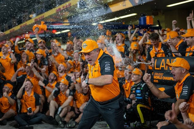 Zak Brown (McLaren Formula 1 Team, Geschaeftsfuehrer), Lando Norris (McLaren Formula 1 Team, Großbritannien, 04) und Team jubeln beim Teamfoto Celebration in der Boxengasse ueber seinen ersten Titel als Fahrer - Weltmeister, UAE, Formel 1 Weltmeisterschaft, Abu Dhabi Grand Prix, Yas Marina Circuit, Rennen, 07.12.2025 UAE, Formel 1 Weltmeisterschaft, Abu Dhabi Grand Prix, Yas Marina Circuit, Rennen, 07.12.2025 Yas Marina Island Copyright: xEibner-Pressefoto Memmlerx EP_MMR