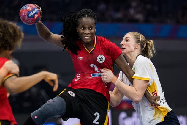 251207 Vilma Pegado Nenganga of Angola and Linn Blohm of Sweden during the 2025 IHF Women™s World Championship, WM, Weltmeisterschaft handball match between Angola and Sweden on December 7, 2025 in Dortmund. Photo: Emma Wallskog BILDBYRAN COP 320 EW0607 handball handboll handball handboll handball bbeng vm handball-vm handbolls-vm ihf handball world championship world handball championship 2025 world championship 2025 angola sverige sweden dam bbeng bbauto sverige sweden Copyright: EMMAxWALLSKOG BB251207EW042