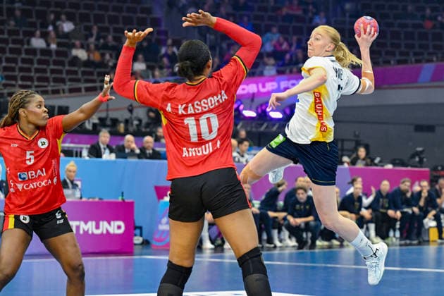 DORTMUND, TYSKLAND 20251207 Sveriges Tyra AxnÃ r hoppar upp för ett skott under söndagens match i huvudrundan i damernas handbolls-VM mellan Sverige och Angola i Westfalenhalle i Dortmund, Tyskland.