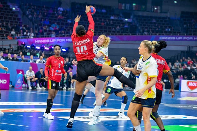 DORTMUND, TYSKLAND 20251207 Sveriges Tyra AxnÃ r stoppas av Angolas Albertina Da Cruz Kassoma under söndagens match i huvudrundan i damernas handbolls-VM mellan Sverige och Angola i Westfalenhalle i Dortmund, Tyskland.