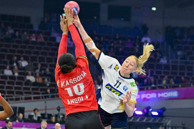 DORTMUND, GERMANY 20251207 Sweden s Tyra AxnÃ r is stopped by Angola s Albertina Da Cruz Kassoma during Sunday s main round match of the Women s Handball World Championship, WM, Weltmeisterschaft between Sweden and Angola at Westfalenhalle in Dortmund, Germany.