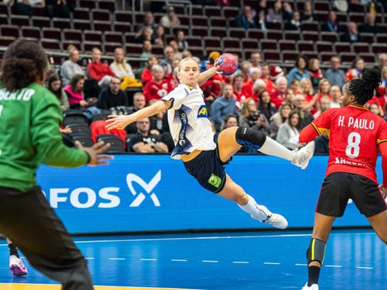 Nina Koppang (Schweden, 03) kommt frei zum Wurf, Angola vs. Schweden, Handball, Weltmeisterschaft, Frauen, Spielzeit 2025 2026, 07.12.2025, Angola vs. Schweden, Handball, Weltmeisterschaft, Frauen, Spielzeit 2025 2026, 07.12.2025 Dortmund Copyright: xEibner-Pressefoto MichaelxSchmidx EP_MST