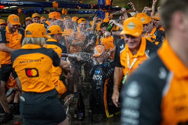 Lando Norris (McLaren Formula 1 Team, Großbritannien, 04) und Team jubeln beim Teamfoto Celebration in der Boxengasse ueber seinen ersten Titel als Fahrer - Weltmeister, UAE, Formel 1 Weltmeisterschaft, Abu Dhabi Grand Prix, Yas Marina Circuit, Rennen, 07.12.2025 UAE, Formel 1 Weltmeisterschaft, Abu Dhabi Grand Prix, Yas Marina Circuit, Rennen, 07.12.2025 Yas Marina Island Copyright: xEibner-Pressefoto Memmlerx EP_MMR