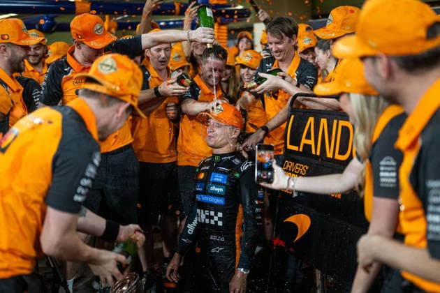 Lando Norris (McLaren Formula 1 Team, Großbritannien, 04) und Team jubeln beim Teamfoto Celebration in der Boxengasse ueber seinen ersten Titel als Fahrer - Weltmeister, UAE, Formel 1 Weltmeisterschaft, Abu Dhabi Grand Prix, Yas Marina Circuit, Rennen, 07.12.2025 UAE, Formel 1 Weltmeisterschaft, Abu Dhabi Grand Prix, Yas Marina Circuit, Rennen, 07.12.2025 Yas Marina Island Copyright: xEibner-Pressefoto Memmlerx EP_MMR