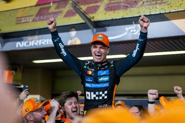 Lando Norris (McLaren Formula 1 Team, Großbritannien, 04) und Team jubeln beim Teamfoto Celebration in der Boxengasse ueber seinen ersten Titel als Fahrer - Weltmeister, UAE, Formel 1 Weltmeisterschaft, Abu Dhabi Grand Prix, Yas Marina Circuit, Rennen, 07.12.2025 UAE, Formel 1 Weltmeisterschaft, Abu Dhabi Grand Prix, Yas Marina Circuit, Rennen, 07.12.2025 Yas Marina Island Copyright: xEibner-Pressefoto Memmlerx EP_MMR