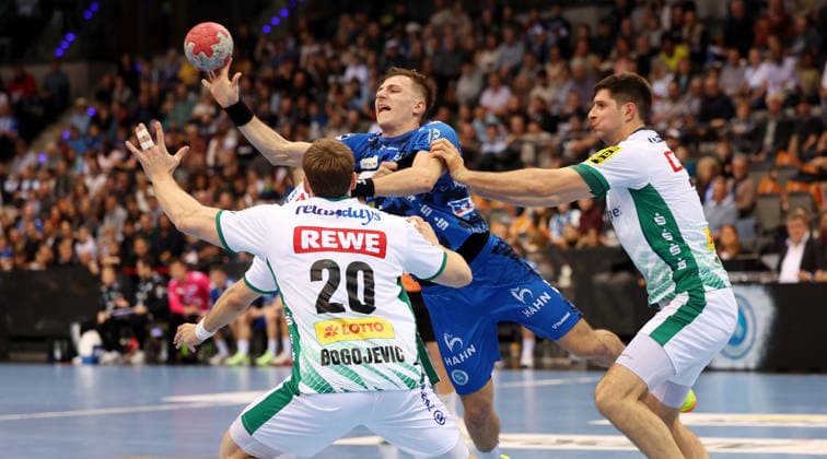 BAU 07.12.2025 Stuttgart Handball TVB Stuttgart vs. SC DHfK Leipzig, v.l. Eilliam Bogojevic (Leipzig), Simone Mengon (TVB), Marko Mamic (Leipzig)