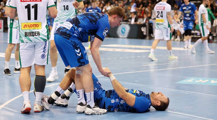 BAU 07.12.2025 Stuttgart Handball TVB Stuttgart vs. SC DHfK Leipzig, v.l. Jakob Nigg und Kai Häfner (TVB) am Boden