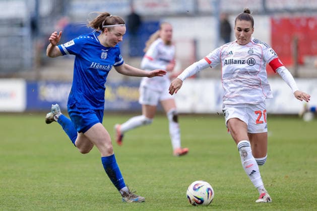 v.li.: Bente Bode (SV Meppen, 14) und Jana Kappes (FC Bayern München II, 20) im Zweikampf, Duell, Dynamik, Aktion, Action, Spielszene, DIE DFB-RICHTLINIEN UNTERSAGEN JEGLICHE NUTZUNG VON FOTOS ALS SEQUENZBILDER UND ODER VIDEOÄHNLICHE FOTOSTRECKEN. DFB REGULATIONS PROHIBIT ANY USE OF PHOTOGRAPHS AS IMAGE SEQUENCES AND OR QUASI-VIDEO., 07.12.2025, Meppen (Deutschland), Fussball, 2. Frauen-Bundesliga, SV Meppen - FC Bayern München II