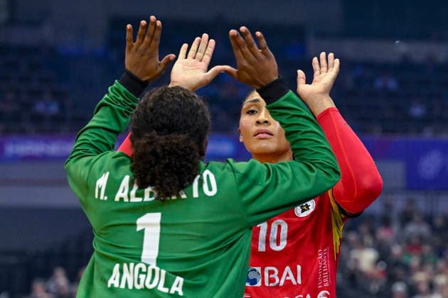 DORTMUND, GERMANY 20251207 Angola goalkeeper Marta Samuel Alberto shakes hands with teammate Albertina Da Cruz Kassoma during Sunday s main round match of the Women s Handball World Championship, WM, Weltmeisterschaft between Sweden and Angola at the Westfalenhalle in Dortmund, Germany.