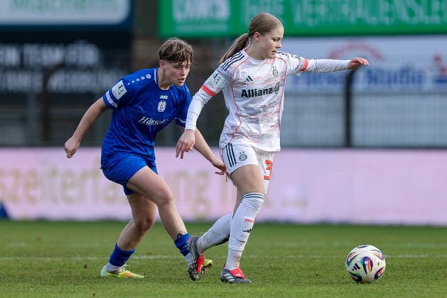 v.li.: Lea Mauly (SV Meppen, 19) und Greta Hünten (FC Bayern München II, 33) im Zweikampf, Duell, Dynamik, Aktion, Action, Spielszene, DIE DFB-RICHTLINIEN UNTERSAGEN JEGLICHE NUTZUNG VON FOTOS ALS SEQUENZBILDER UND ODER VIDEOÄHNLICHE FOTOSTRECKEN. DFB REGULATIONS PROHIBIT ANY USE OF PHOTOGRAPHS AS IMAGE SEQUENCES AND OR QUASI-VIDEO., 07.12.2025, Meppen (Deutschland), Fussball, 2. Frauen-Bundesliga, SV Meppen - FC Bayern München II