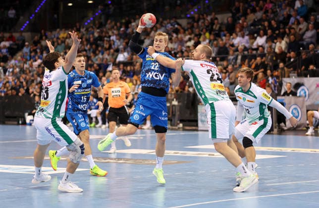 BAU 07.12.2025 Stuttgart Handball TVB Stuttgart vs. SC DHfK Leipzig, vorn v.l. Matej Klima (Leipzig), Torben Matzken (TVB), Moritz Preuss (Leipzig)
