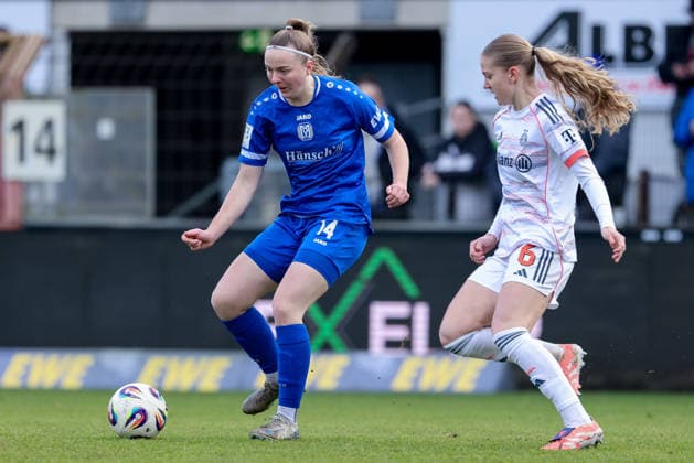 v.li.: Bente Bode (SV Meppen, 14) und Marie Gmeineder (FC Bayern München II, 6) im Zweikampf, Duell, Dynamik, Aktion, Action, Spielszene, DIE DFB-RICHTLINIEN UNTERSAGEN JEGLICHE NUTZUNG VON FOTOS ALS SEQUENZBILDER UND ODER VIDEOÄHNLICHE FOTOSTRECKEN. DFB REGULATIONS PROHIBIT ANY USE OF PHOTOGRAPHS AS IMAGE SEQUENCES AND OR QUASI-VIDEO., 07.12.2025, Meppen (Deutschland), Fussball, 2. Frauen-Bundesliga, SV Meppen - FC Bayern München II