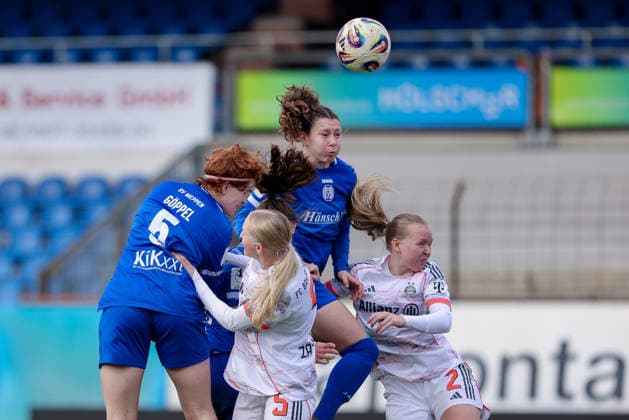 v.li.: Lena Göppel (SV Meppen, 5), Luzie Zähringer (FC Bayern München II, 5), Sarah Hagg (SV Meppen, 12) und Eszter Reszler (FC Bayern München II, 2) im Kopfballduell, Kopfball, Zweikampf, Action, Aktion, Spielszene, DIE DFB-RICHTLINIEN UNTERSAGEN JEGLICHE NUTZUNG VON FOTOS ALS SEQUENZBILDER UND ODER VIDEOÄHNLICHE FOTOSTRECKEN. DFB REGULATIONS PROHIBIT ANY USE OF PHOTOGRAPHS AS IMAGE SEQUENCES AND OR QUASI-VIDEO., 07.12.2025, Meppen (Deutschland), Fussball, 2. Frauen-Bundesliga, SV Meppen - FC Bayern München II