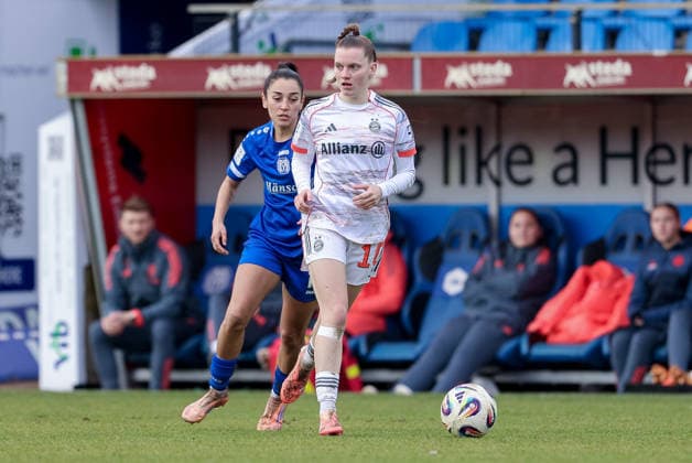 Sarah Ernst (FC Bayern München II, 10) am Ball, Einzelbild, Ganzkörper, Aktion, Action, Spielszene, DIE DFB-RICHTLINIEN UNTERSAGEN JEGLICHE NUTZUNG VON FOTOS ALS SEQUENZBILDER UND ODER VIDEOÄHNLICHE FOTOSTRECKEN. DFB REGULATIONS PROHIBIT ANY USE OF PHOTOGRAPHS AS IMAGE SEQUENCES AND OR QUASI-VIDEO., 07.12.2025, Meppen (Deutschland), Fussball, 2. Frauen-Bundesliga, SV Meppen - FC Bayern München II
