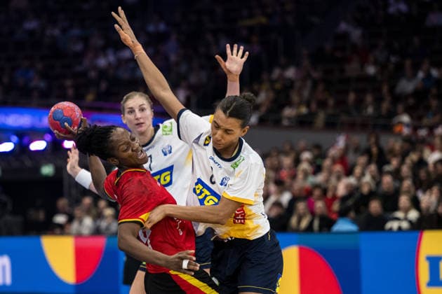 251207 Juliana JosÃ Machado of Angola and Jamina Roberts of Sweden during the 2025 IHF Women™s World Championship, WM, Weltmeisterschaft handball match between Angola and Sweden on December 7, 2025 in Dortmund. Photo: Emma Wallskog BILDBYRAN COP 320 EW0607 handball handboll handball handboll handball bbeng vm handball-vm handbolls-vm ihf handball world championship world handball championship 2025 world championship 2025 angola sverige sweden dam bbeng bbauto sverige sweden Copyright: EMMAxWALLSKOG BB251207EW047