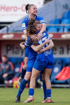 v.li.: Lana Hubbeling (SV Meppen, 18), Chantal Schouwstra (SV Meppen, 20) und Genesis Castrellon (SV Meppen, 17) mit Torjubel, Jubel, jubeln, jubelt, optimistisch, Spielszene, Highlight, Freude über das Tor zum 2:1, DIE DFB-RICHTLINIEN UNTERSAGEN JEGLICHE NUTZUNG VON FOTOS ALS SEQUENZBILDER UND ODER VIDEOÄHNLICHE FOTOSTRECKEN. DFB REGULATIONS PROHIBIT ANY USE OF PHOTOGRAPHS AS IMAGE SEQUENCES AND OR QUASI-VIDEO., 07.12.2025, Meppen (Deutschland), Fussball, 2. Frauen-Bundesliga, SV Meppen - FC Bayern München II