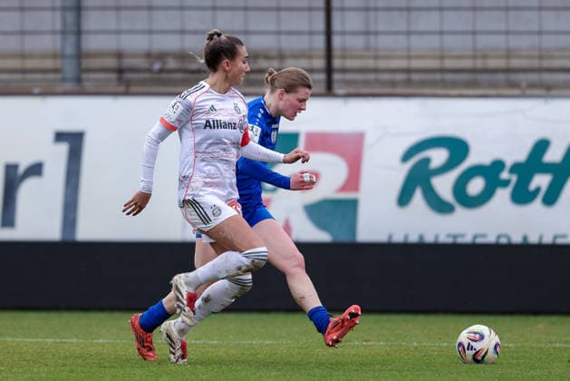 v.li.: Jana Kappes (FC Bayern München II, 20) und Lilly Damm (SV Meppen, 22) im Zweikampf, Duell, Dynamik, Aktion, Action, Spielszene, DIE DFB-RICHTLINIEN UNTERSAGEN JEGLICHE NUTZUNG VON FOTOS ALS SEQUENZBILDER UND ODER VIDEOÄHNLICHE FOTOSTRECKEN. DFB REGULATIONS PROHIBIT ANY USE OF PHOTOGRAPHS AS IMAGE SEQUENCES AND OR QUASI-VIDEO., 07.12.2025, Meppen (Deutschland), Fussball, 2. Frauen-Bundesliga, SV Meppen - FC Bayern München II