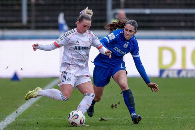 v.li.: Maria Plattner (FC Bayern München II, 18) und Marie Bleil (SV Meppen, 7) im Zweikampf, Duell, Dynamik, Aktion, Action, Spielszene, DIE DFB-RICHTLINIEN UNTERSAGEN JEGLICHE NUTZUNG VON FOTOS ALS SEQUENZBILDER UND ODER VIDEOÄHNLICHE FOTOSTRECKEN. DFB REGULATIONS PROHIBIT ANY USE OF PHOTOGRAPHS AS IMAGE SEQUENCES AND OR QUASI-VIDEO., 07.12.2025, Meppen (Deutschland), Fussball, 2. Frauen-Bundesliga, SV Meppen - FC Bayern München II