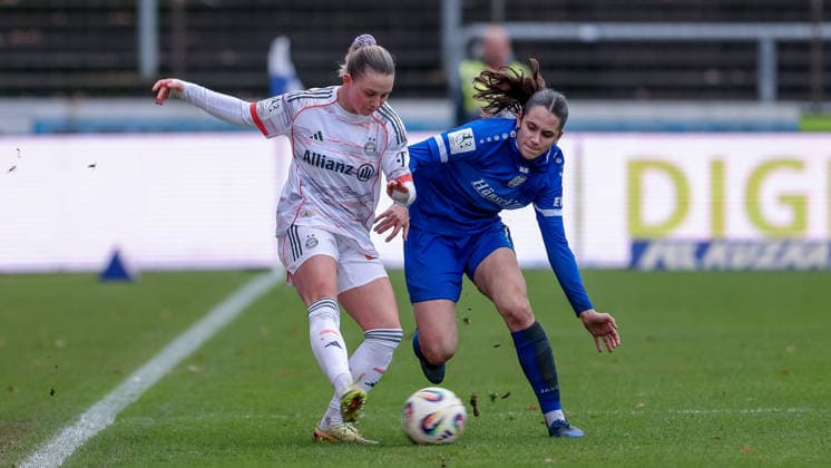 v.li.: Maria Plattner (FC Bayern München II, 18) und Marie Bleil (SV Meppen, 7) im Zweikampf, Duell, Dynamik, Aktion, Action, Spielszene, DIE DFB-RICHTLINIEN UNTERSAGEN JEGLICHE NUTZUNG VON FOTOS ALS SEQUENZBILDER UND ODER VIDEOÄHNLICHE FOTOSTRECKEN. DFB REGULATIONS PROHIBIT ANY USE OF PHOTOGRAPHS AS IMAGE SEQUENCES AND OR QUASI-VIDEO., 07.12.2025, Meppen (Deutschland), Fussball, 2. Frauen-Bundesliga, SV Meppen - FC Bayern München II