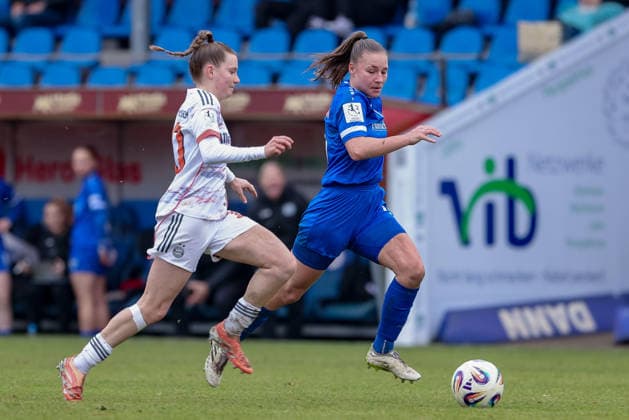 v.li.: Sarah Ernst (FC Bayern München II, 10) und Lana Hubbeling (SV Meppen, 18) im Laufduell, Zweikampf, Duell, Dynamik, Aktion, Action, Spielszene, DIE DFB-RICHTLINIEN UNTERSAGEN JEGLICHE NUTZUNG VON FOTOS ALS SEQUENZBILDER UND ODER VIDEOÄHNLICHE FOTOSTRECKEN. DFB REGULATIONS PROHIBIT ANY USE OF PHOTOGRAPHS AS IMAGE SEQUENCES AND OR QUASI-VIDEO., 07.12.2025, Meppen (Deutschland), Fussball, 2. Frauen-Bundesliga, SV Meppen - FC Bayern München II