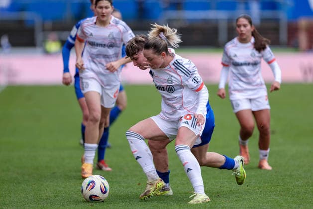 v.li.: Lea Mauly (SV Meppen, 19) und Maria Plattner (FC Bayern München II, 18) im Zweikampf, Duell, Dynamik, Aktion, Action, Spielszene, DIE DFB-RICHTLINIEN UNTERSAGEN JEGLICHE NUTZUNG VON FOTOS ALS SEQUENZBILDER UND ODER VIDEOÄHNLICHE FOTOSTRECKEN. DFB REGULATIONS PROHIBIT ANY USE OF PHOTOGRAPHS AS IMAGE SEQUENCES AND OR QUASI-VIDEO., 07.12.2025, Meppen (Deutschland), Fussball, 2. Frauen-Bundesliga, SV Meppen - FC Bayern München II