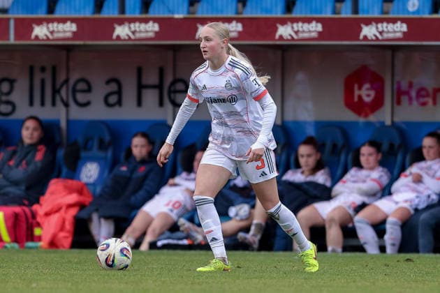 Luzie Zähringer (FC Bayern München II, 5) am Ball, Freisteller, Einzelbild, Ganzkörper, Aktion, Action, Spielszene, DIE DFB-RICHTLINIEN UNTERSAGEN JEGLICHE NUTZUNG VON FOTOS ALS SEQUENZBILDER UND ODER VIDEOÄHNLICHE FOTOSTRECKEN. DFB REGULATIONS PROHIBIT ANY USE OF PHOTOGRAPHS AS IMAGE SEQUENCES AND OR QUASI-VIDEO., 07.12.2025, Meppen (Deutschland), Fussball, 2. Frauen-Bundesliga, SV Meppen - FC Bayern München II