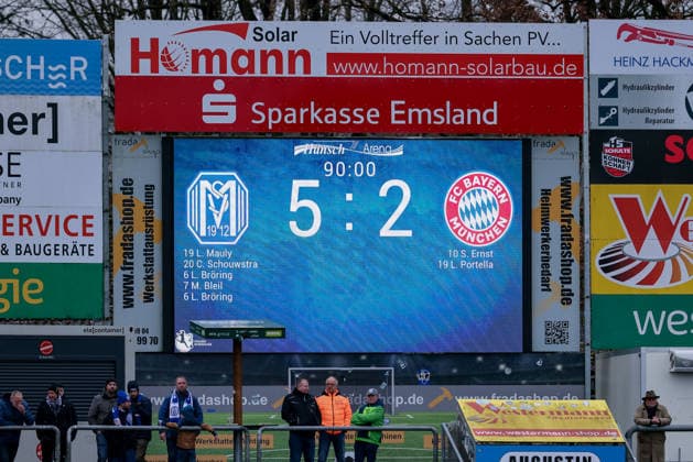 Die Anzeigetafel zeigt den Spielstand von 5:2 an, Ergebnis, Zwischenergebnis, Endergebnis, Endstand, Tore, Videowall, Videowand, Anzeige, DIE DFB-RICHTLINIEN UNTERSAGEN JEGLICHE NUTZUNG VON FOTOS ALS SEQUENZBILDER UND ODER VIDEOÄHNLICHE FOTOSTRECKEN. DFB REGULATIONS PROHIBIT ANY USE OF PHOTOGRAPHS AS IMAGE SEQUENCES AND OR QUASI-VIDEO., 07.12.2025, Meppen (Deutschland), Fussball, 2. Frauen-Bundesliga, SV Meppen - FC Bayern München II