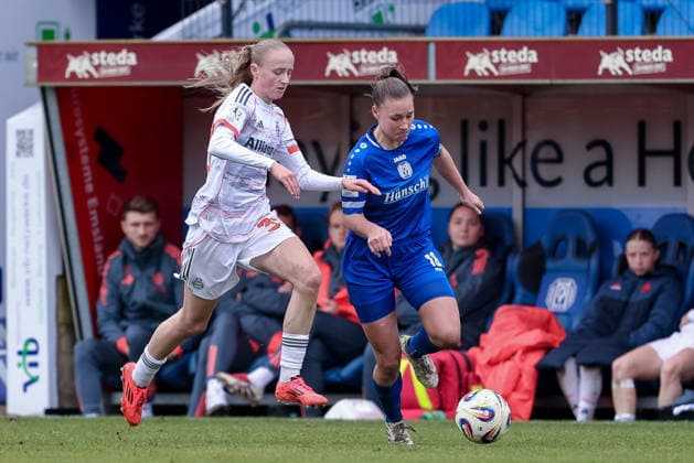 v.li.: Hanna Wegscheider (FC Bayern München II, 30) und Lana Hubbeling (SV Meppen, 18) im Laufduell, Zweikampf, Duell, Dynamik, Aktion, Action, Spielszene, DIE DFB-RICHTLINIEN UNTERSAGEN JEGLICHE NUTZUNG VON FOTOS ALS SEQUENZBILDER UND ODER VIDEOÄHNLICHE FOTOSTRECKEN. DFB REGULATIONS PROHIBIT ANY USE OF PHOTOGRAPHS AS IMAGE SEQUENCES AND OR QUASI-VIDEO., 07.12.2025, Meppen (Deutschland), Fussball, 2. Frauen-Bundesliga, SV Meppen - FC Bayern München II