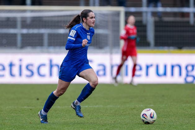 Marie Bleil (SV Meppen, 7) am Ball, Einzelbild, Ganzkörper, Aktion, Action, Spielszene, DIE DFB-RICHTLINIEN UNTERSAGEN JEGLICHE NUTZUNG VON FOTOS ALS SEQUENZBILDER UND ODER VIDEOÄHNLICHE FOTOSTRECKEN. DFB REGULATIONS PROHIBIT ANY USE OF PHOTOGRAPHS AS IMAGE SEQUENCES AND OR QUASI-VIDEO., 07.12.2025, Meppen (Deutschland), Fussball, 2. Frauen-Bundesliga, SV Meppen - FC Bayern München II