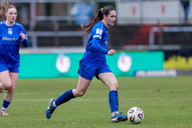 Marie Bleil (SV Meppen, 7) am Ball, Einzelbild, Ganzkörper, Aktion, Action, Spielszene, DIE DFB-RICHTLINIEN UNTERSAGEN JEGLICHE NUTZUNG VON FOTOS ALS SEQUENZBILDER UND ODER VIDEOÄHNLICHE FOTOSTRECKEN. DFB REGULATIONS PROHIBIT ANY USE OF PHOTOGRAPHS AS IMAGE SEQUENCES AND OR QUASI-VIDEO., 07.12.2025, Meppen (Deutschland), Fussball, 2. Frauen-Bundesliga, SV Meppen - FC Bayern München II