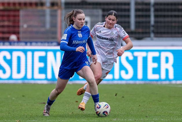 v.li.: Marleen Kropp (SV Meppen, 9) und Scarlett Kraus (FC Bayern München II, 4) im Laufduell, Zweikampf, Duell, Dynamik, Aktion, Action, Spielszene, DIE DFB-RICHTLINIEN UNTERSAGEN JEGLICHE NUTZUNG VON FOTOS ALS SEQUENZBILDER UND ODER VIDEOÄHNLICHE FOTOSTRECKEN. DFB REGULATIONS PROHIBIT ANY USE OF PHOTOGRAPHS AS IMAGE SEQUENCES AND OR QUASI-VIDEO., 07.12.2025, Meppen (Deutschland), Fussball, 2. Frauen-Bundesliga, SV Meppen - FC Bayern München II