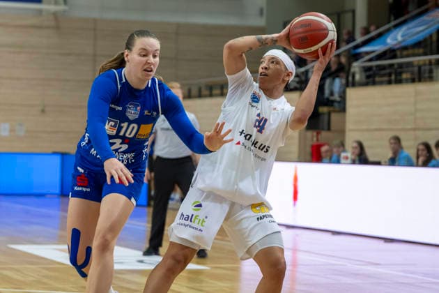 Toyota DBBL - 2025 2026 - Syntainics MBC vs.BC Marburg Halle Saale, Deutschland 07.Dezember 2025: Im Bild:v. li. im Zweikampf Lucy Michel (Marburg) und Liz Smith (Halle) Halle Saale swh.Arena Sachsen-Anhalt Deutschland