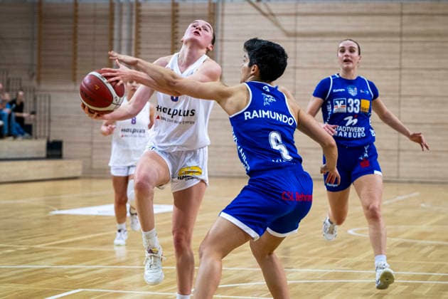 Toyota DBBL - 2025 2026 - Syntainics MBC vs.BC Marburg Halle Saale, Deutschland 07.Dezember 2025: Im Bild:v. li. im Zweikampf Nicole Brochlitz (Halle) und Ana Raimundo (Marburg) Halle Saale swh.Arena Sachsen-Anhalt Deutschland