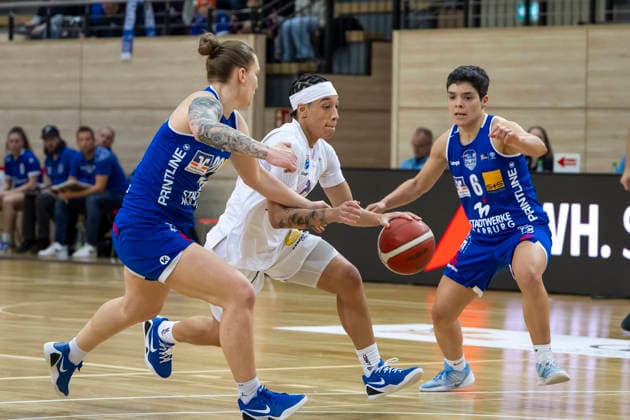 Toyota DBBL - 2025 2026 - Syntainics MBC vs.BC Marburg Halle Saale, Deutschland 07.Dezember 2025: Im Bild:v.li.Lea Debeljak (Marburg), Liz Smith (Halle) und Ana Raimundo (Marburg) Halle Saale swh.Arena Sachsen-Anhalt Deutschland