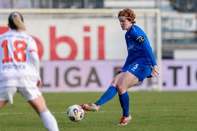 Lena Göppel (SV Meppen, 5) am Ball, Einzelbild, Ganzkörper, Aktion, Action, Spielszene, DIE DFB-RICHTLINIEN UNTERSAGEN JEGLICHE NUTZUNG VON FOTOS ALS SEQUENZBILDER UND ODER VIDEOÄHNLICHE FOTOSTRECKEN. DFB REGULATIONS PROHIBIT ANY USE OF PHOTOGRAPHS AS IMAGE SEQUENCES AND OR QUASI-VIDEO., 07.12.2025, Meppen (Deutschland), Fussball, 2. Frauen-Bundesliga, SV Meppen - FC Bayern München II