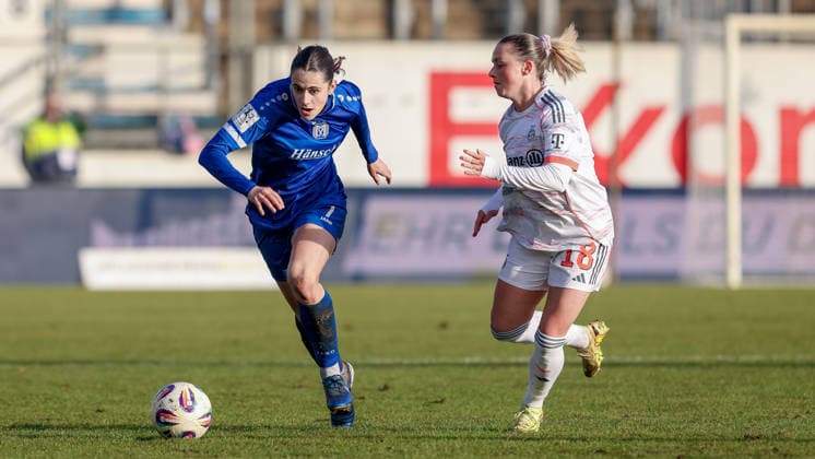 v.li.: Marie Bleil (SV Meppen, 7) und Maria Plattner (FC Bayern München II, 18) im Zweikampf, Duell, Dynamik, Aktion, Action, Spielszene, DIE DFB-RICHTLINIEN UNTERSAGEN JEGLICHE NUTZUNG VON FOTOS ALS SEQUENZBILDER UND ODER VIDEOÄHNLICHE FOTOSTRECKEN. DFB REGULATIONS PROHIBIT ANY USE OF PHOTOGRAPHS AS IMAGE SEQUENCES AND OR QUASI-VIDEO., 07.12.2025, Meppen (Deutschland), Fussball, 2. Frauen-Bundesliga, SV Meppen - FC Bayern München II