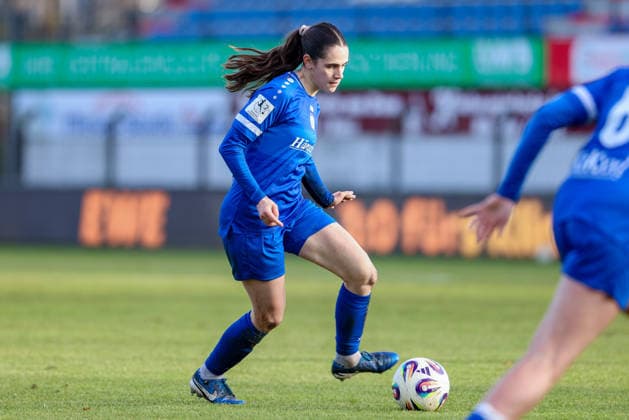 Marie Bleil (SV Meppen, 7) am Ball, Einzelbild, Ganzkörper, Aktion, Action, Spielszene, DIE DFB-RICHTLINIEN UNTERSAGEN JEGLICHE NUTZUNG VON FOTOS ALS SEQUENZBILDER UND ODER VIDEOÄHNLICHE FOTOSTRECKEN. DFB REGULATIONS PROHIBIT ANY USE OF PHOTOGRAPHS AS IMAGE SEQUENCES AND OR QUASI-VIDEO., 07.12.2025, Meppen (Deutschland), Fussball, 2. Frauen-Bundesliga, SV Meppen - FC Bayern München II