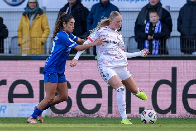 v.li.: Genesis Castrellon (SV Meppen, 17) und Luzie Zähringer (FC Bayern München II, 5) 2, DIE DFB-RICHTLINIEN UNTERSAGEN JEGLICHE NUTZUNG VON FOTOS ALS SEQUENZBILDER UND ODER VIDEOÄHNLICHE FOTOSTRECKEN. DFB REGULATIONS PROHIBIT ANY USE OF PHOTOGRAPHS AS IMAGE SEQUENCES AND OR QUASI-VIDEO., 07.12.2025, Meppen (Deutschland), Fussball, 2. Frauen-Bundesliga, SV Meppen - FC Bayern München II