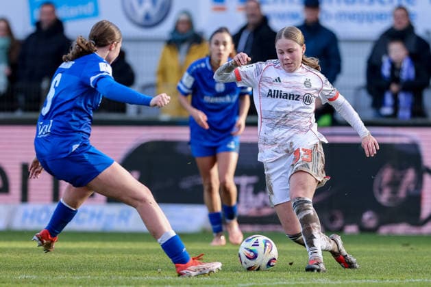v.li.: Laura Bröring (SV Meppen, 6) und Greta Hünten (FC Bayern München II, 33) im Zweikampf, Duell, Dynamik, Aktion, Action, Spielszene, DIE DFB-RICHTLINIEN UNTERSAGEN JEGLICHE NUTZUNG VON FOTOS ALS SEQUENZBILDER UND ODER VIDEOÄHNLICHE FOTOSTRECKEN. DFB REGULATIONS PROHIBIT ANY USE OF PHOTOGRAPHS AS IMAGE SEQUENCES AND OR QUASI-VIDEO., 07.12.2025, Meppen (Deutschland), Fussball, 2. Frauen-Bundesliga, SV Meppen - FC Bayern München II