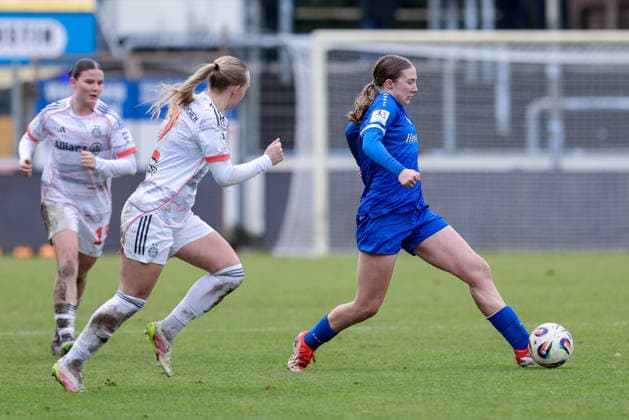 v.li.: Eszter Reszler (FC Bayern München II, 2) und Laura Bröring (SV Meppen, 6) im Zweikampf, Duell, Dynamik, Aktion, Action, Spielszene, DIE DFB-RICHTLINIEN UNTERSAGEN JEGLICHE NUTZUNG VON FOTOS ALS SEQUENZBILDER UND ODER VIDEOÄHNLICHE FOTOSTRECKEN. DFB REGULATIONS PROHIBIT ANY USE OF PHOTOGRAPHS AS IMAGE SEQUENCES AND OR QUASI-VIDEO., 07.12.2025, Meppen (Deutschland), Fussball, 2. Frauen-Bundesliga, SV Meppen - FC Bayern München II