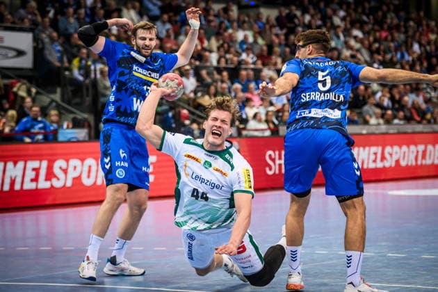 Blaer Hinrisson (SC DHfK Leipzig, 44) zwischen Samuel Roethlisberger (TVB Stuttgart, 17), li. und Antonio Serradilla (TVB Stuttgart, 05), re. GER, TVB Stuttgart - SC DHfK Leipzig, DAIKIN HBL, Handball, Bundesliga, 15. Spieltag, Spielzeit 2025 2026, 07.12.2025 GER, TVB Stuttgart - SC DHfK Leipzig, DAIKIN HBL, Handball, Bundesliga, 15. Spieltag, Spielzeit 2025 2026, 07.12.2025 Stuttgart Copyright: xSandyxDinkelackerx EP_SDR